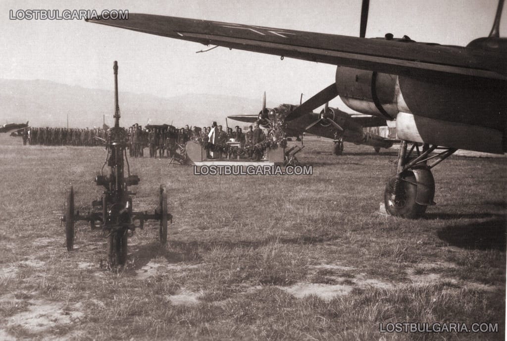 Летище Пловдив 1943 г., вероятно служба за смъртта на цар Борис III
