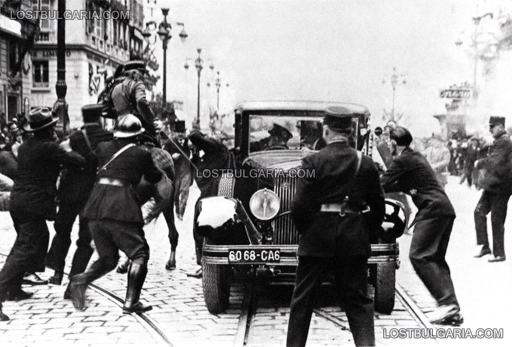 Полковник Жул Пьоле (Jules Piollet) посича Владо Черноземски, който току-що е застрелял югославския крал Александър I Караджорджевич, Марсилия (Франция), 9 октомври 1934 г.