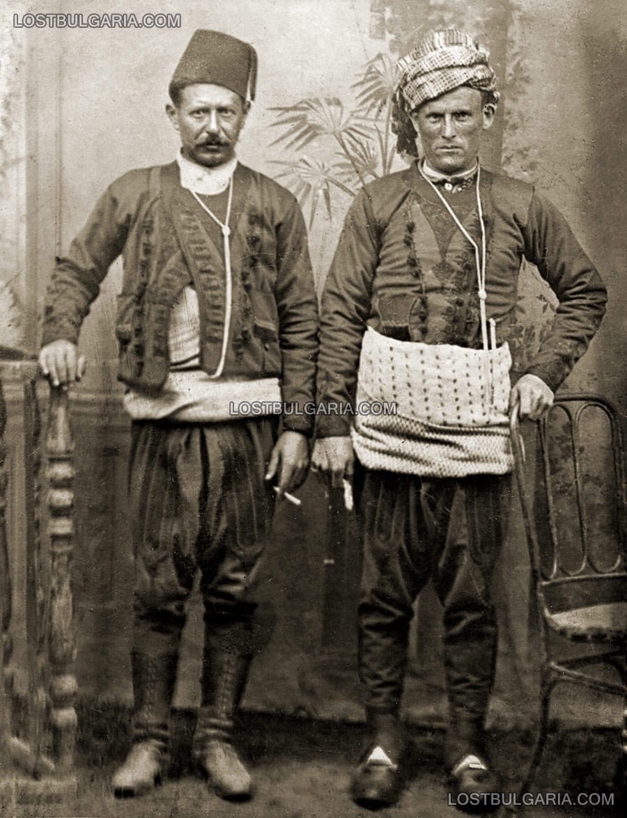 Български турци от село Бояна (Кокарджа), Варненско, облечени в типични носии на заможни, млади мъже, бели пояси и богато подшити с гайтани горни дрехи - около 1880-1890 г.
