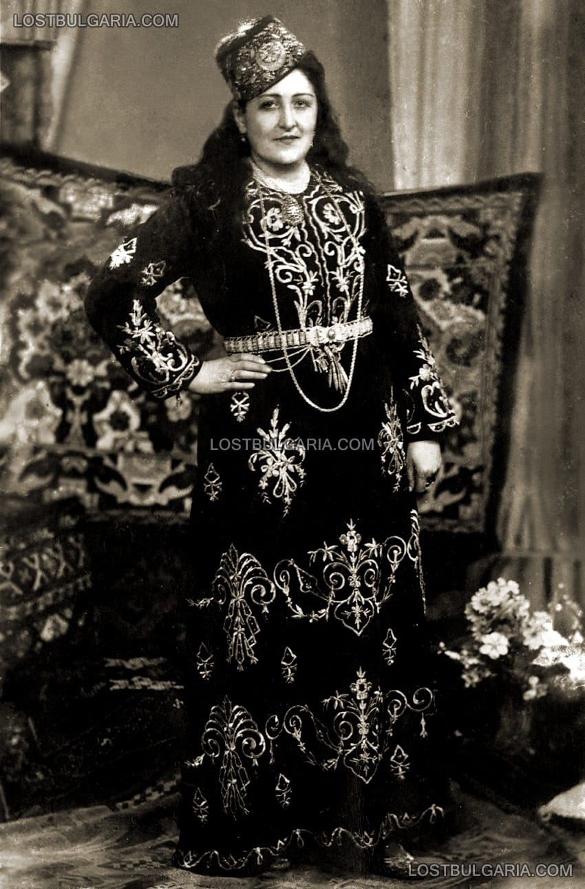 Млада жена - българска туркиня, облечена в традиционен булчински костюм, наречен "биндали" - или "с 1000 клонки", характерен също и за еврейските общности в Османската империя. Произлиза от султанския сарай в Истанбул, Варна, 30-те години на ХХ век