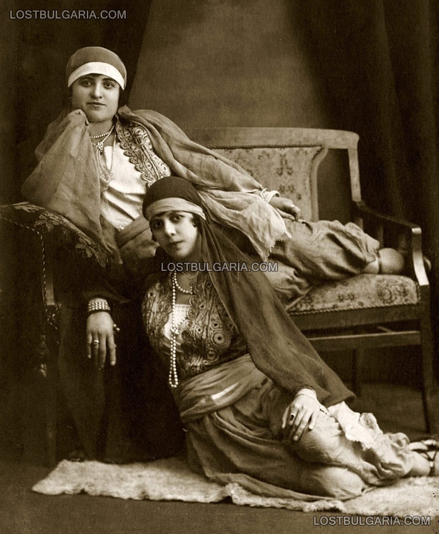 Млади момичета от девическата гимназия във Варна, облечени в турски носии, 20-те години на ХХ век