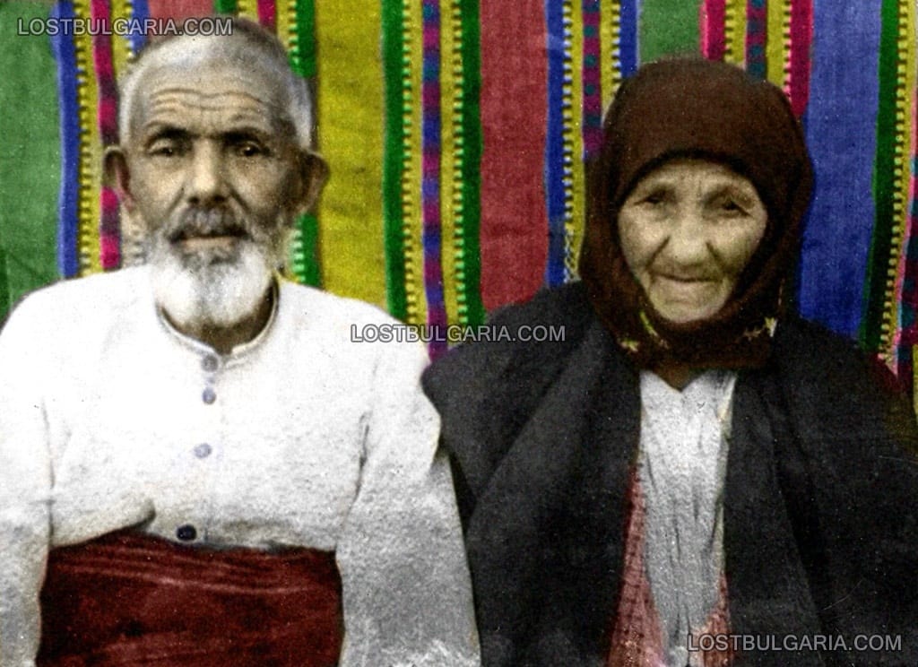 Семейство български турци от село Генерал Киселово - Емиркьой (Варненско), снимани във връзка с несъстояло се изселване на български турци от България през 1948 г.