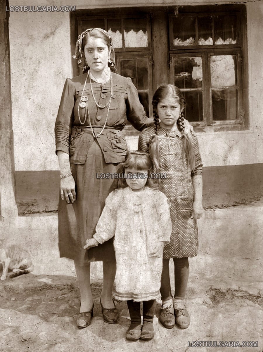 Три сестри, български туркини от село Кокарджа - днес Бояна (Варненско), 1944г.