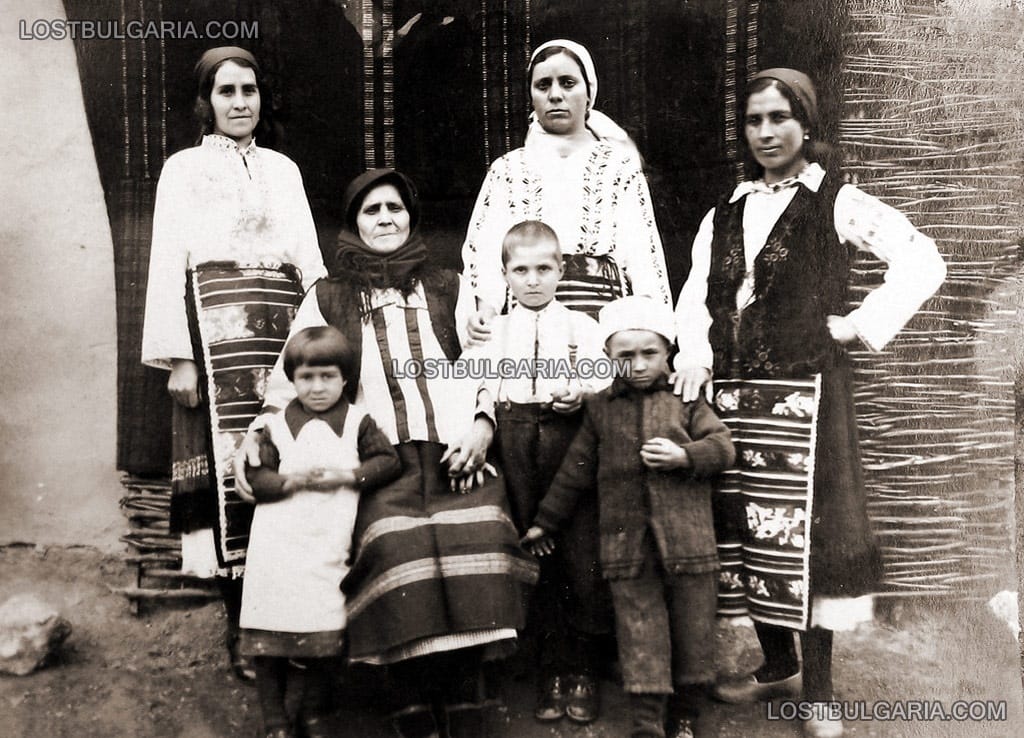 Възрастна жена с дъщерите и внуците си, село Шияково (Плевенско), 30-те години на ХХ век