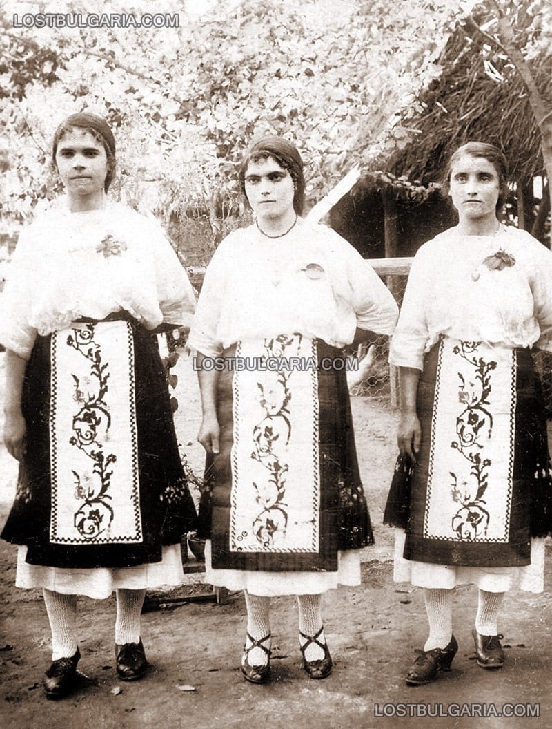 Млади момичета в носии от никополския край, 30-те години на ХХ век