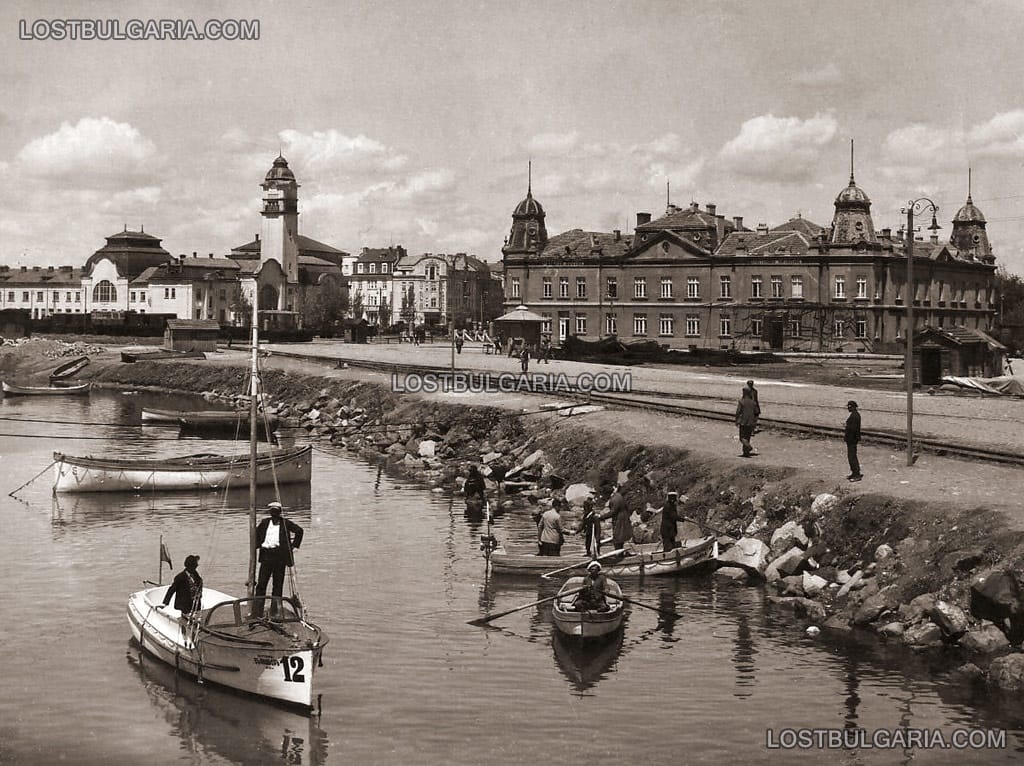 Изглед от Бургас - вляво ж.п. гарата, вдясно Портовото управление - Митницата, 30-те години на ХХ век