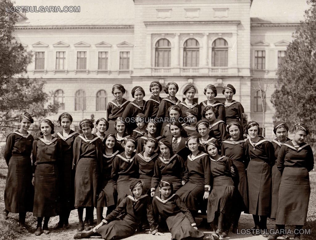 Ученички от девическата гимназия във Варна, набор 1920г., снимка от 30-те години на ХХ век