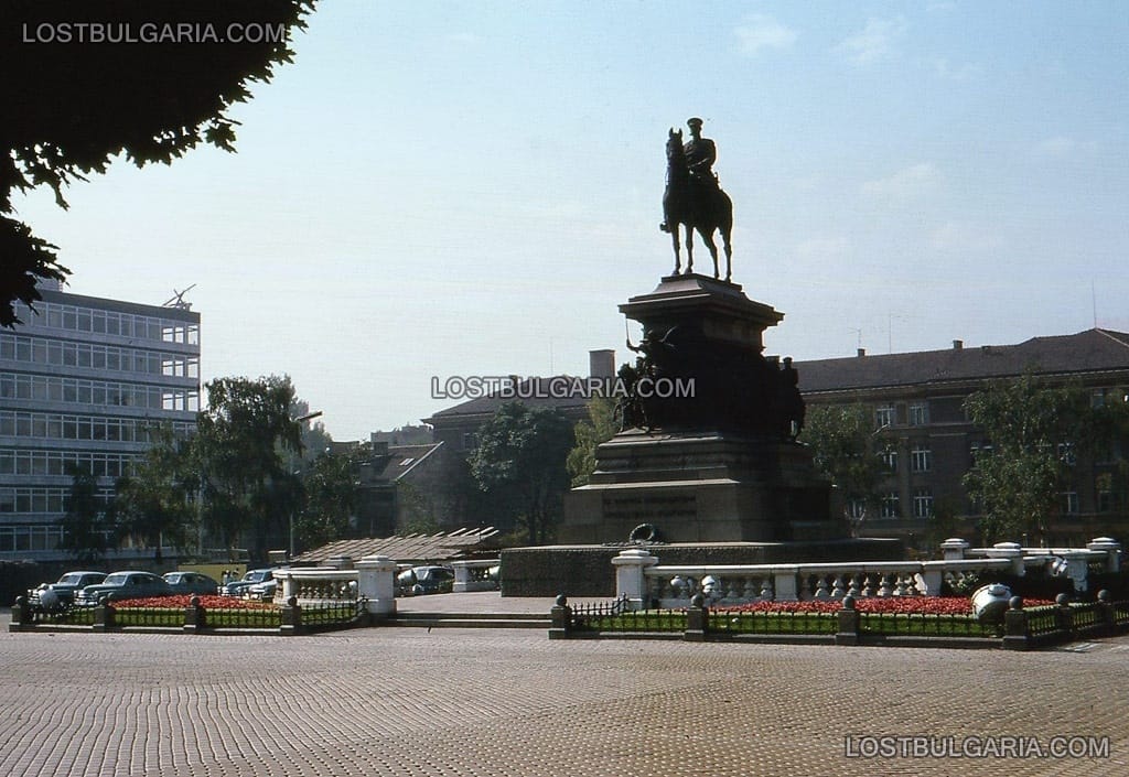 София, паметникът на Цар Освободител и хотел "София" (сега "Радисън") в строеж - 1965г.