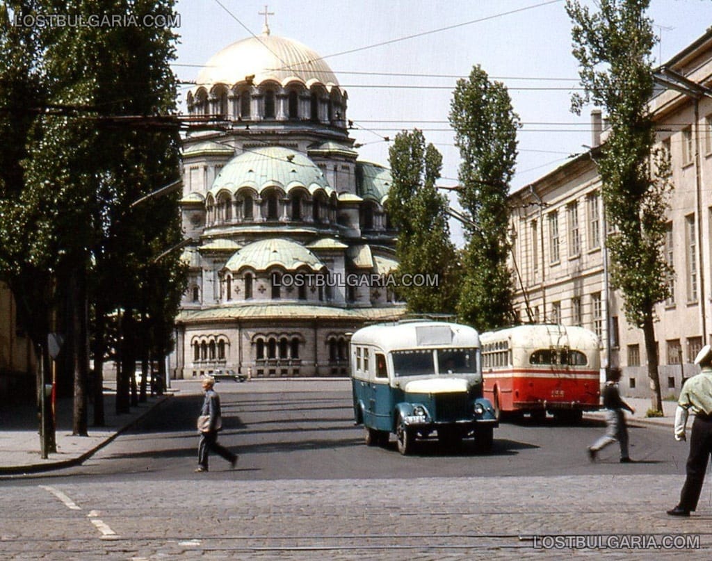 София, кръстовището зад храм "Св. Александър Невски", тролейбус и регулировчик - 1965г.