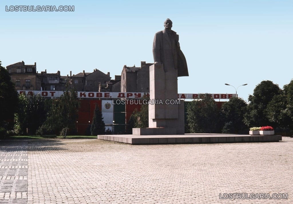 София, паметникът на Ленин, на чието място сега се намира статуята на София - 1975г.