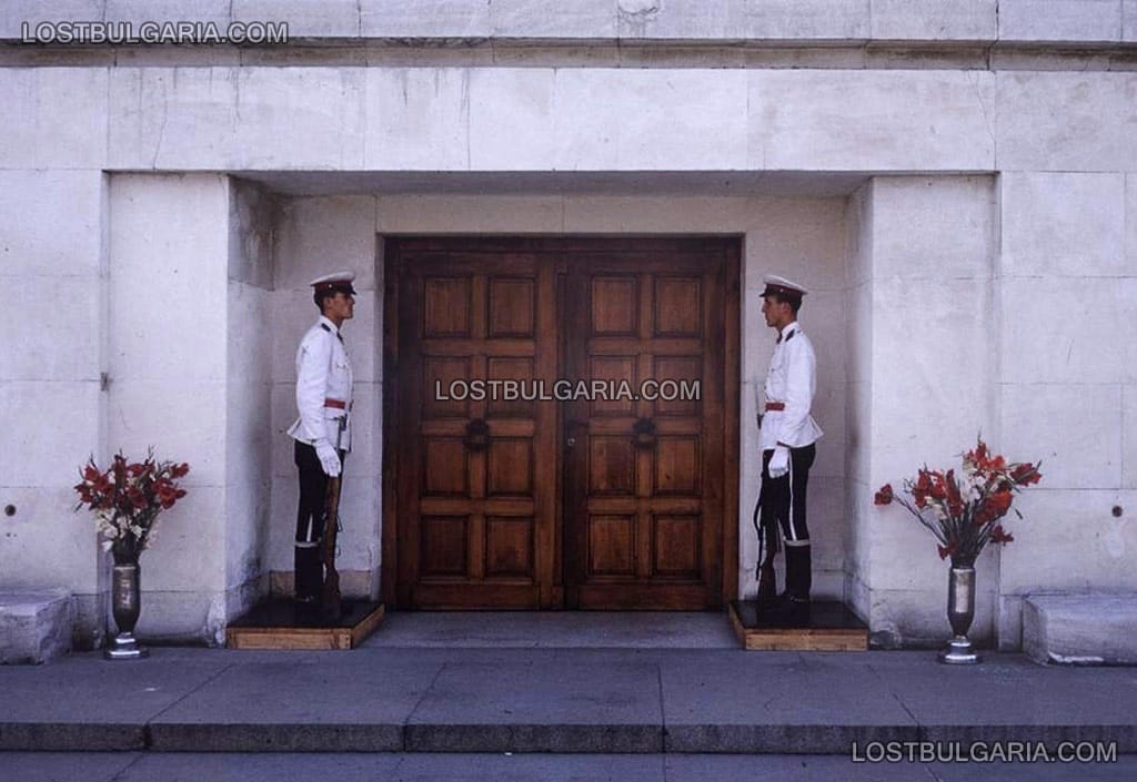 Почетната гвардейска стража пред мавзолея на Георги Димитров с униформи от 60-те години на ХХ век