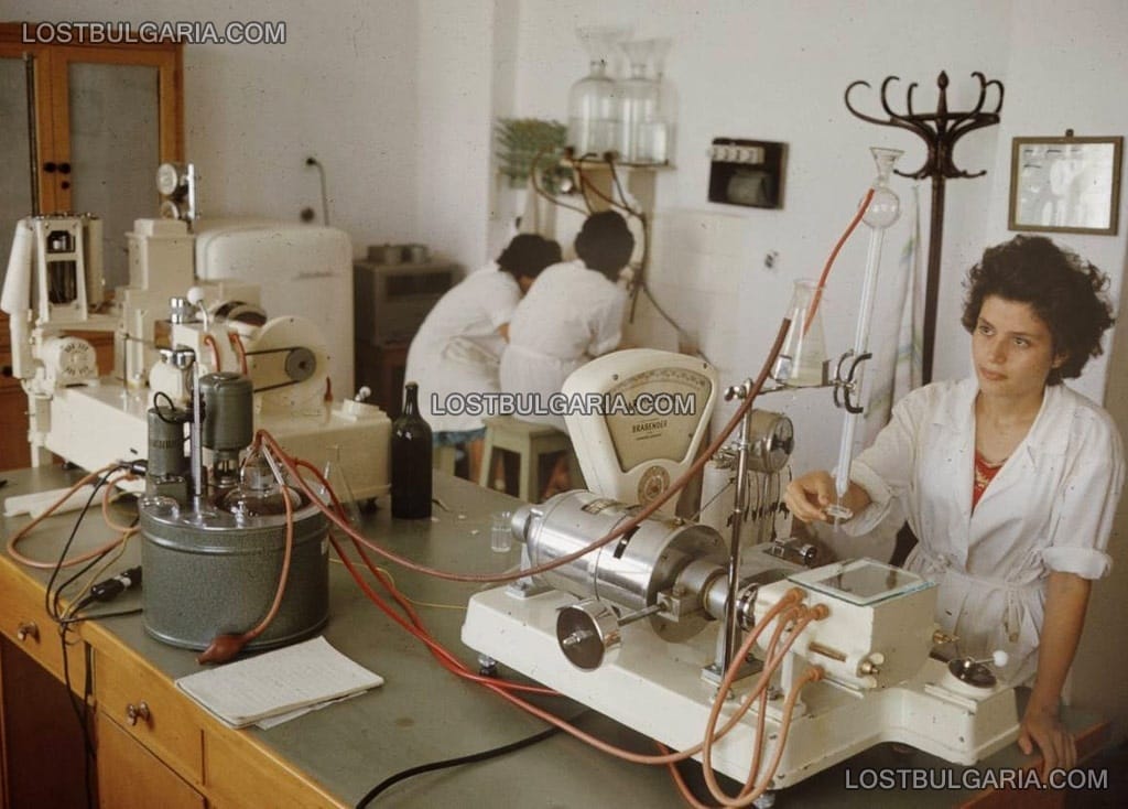 Лаборантки по време на работа, 60-те години на ХХ век