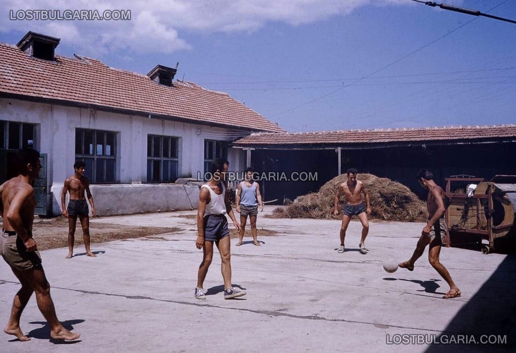 Работници играят футбол в двора на държавното стопанство, 60-те години на ХХ век