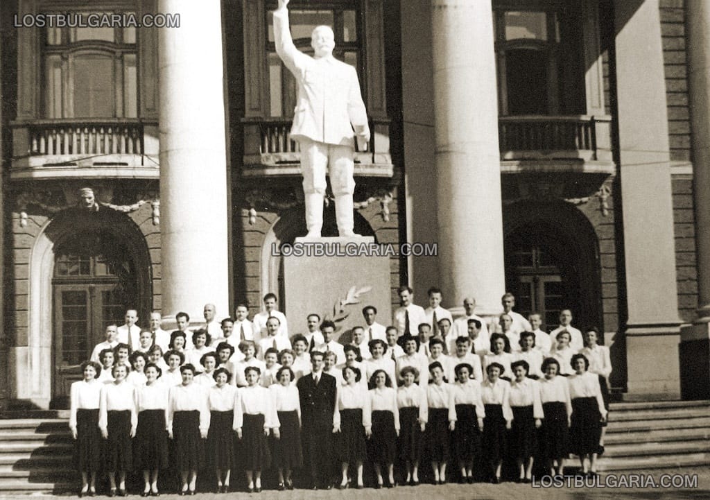 София, 1951 година - бутафорен паметник на Сталин пред Народния театър