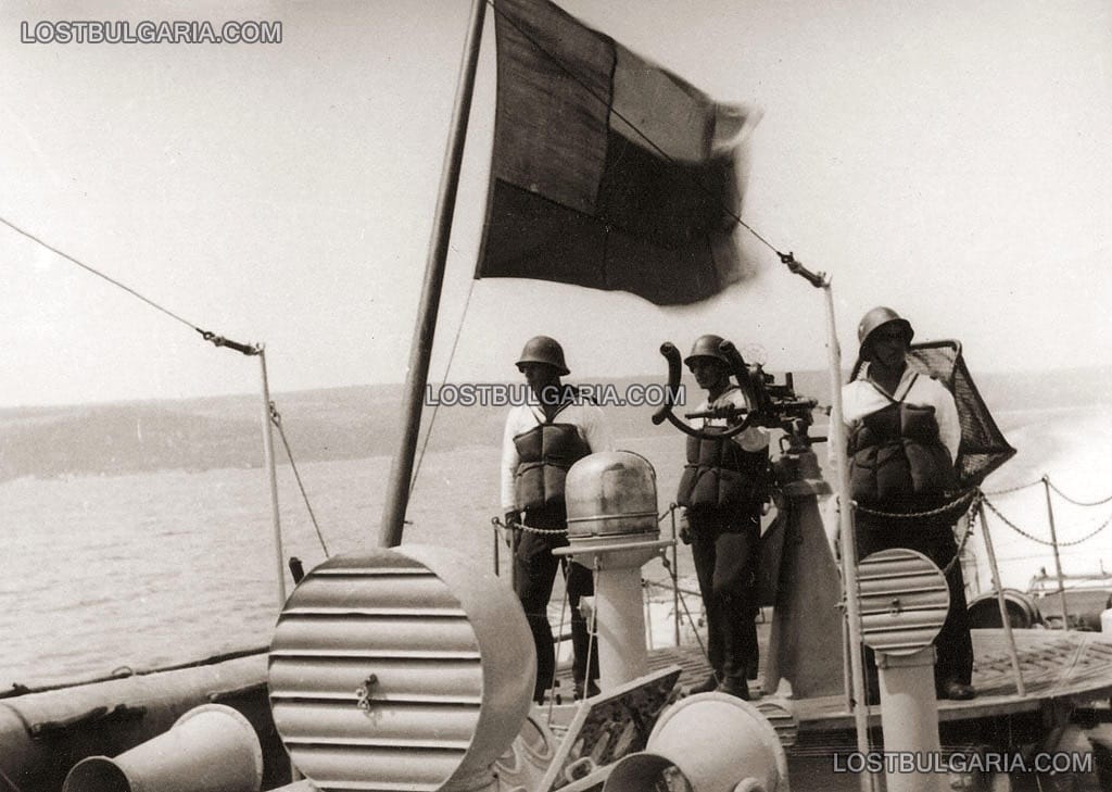 Моряци от екипажа на торпеден катер, със спасителни жилетки и каски