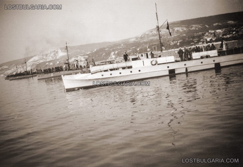 Торпеден катер Люрсен, на заден план торпедоносци от типа на "Дръзки" - десантният отряд при освобождението на град Балчик, заливът на Балчик, 21 септември 1940 г.