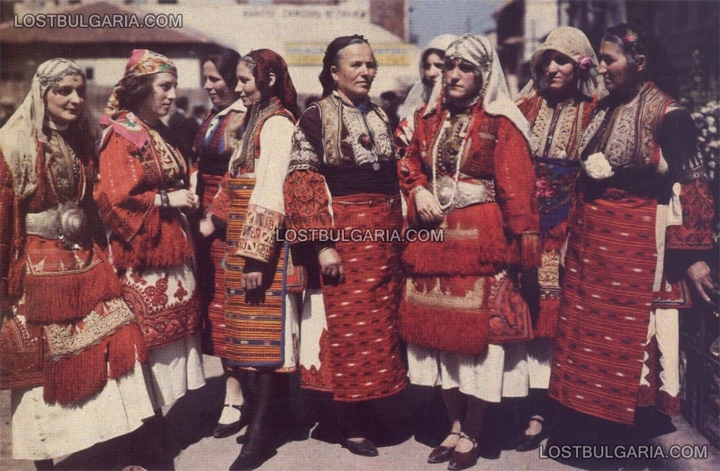 Българки от Македонско в типични носии, 1932 г.