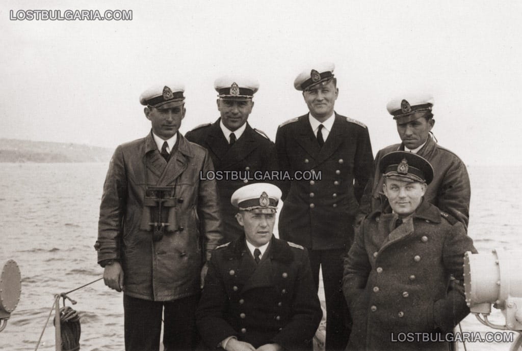 Военноморски офицери на борда на торпеден катер Люрсен. На задния ред, трети от ляво на дясно е мичман І ранг Евтим Филев, по това време командир на торпедоносец тип "Дръзки". Около 1943 г.