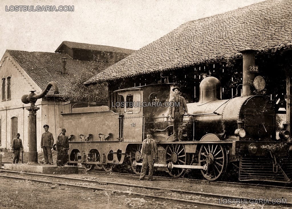 Варна, сточната гара - железничари и началник гара пред един от първите 8 парни локомотива, доставени от английската фабрика Sharp Stewart – Manchester през 1868 г. за експлоатация на железопътната линия Русе – Варна, снимка вероятно от 80-те години на ХIХ век