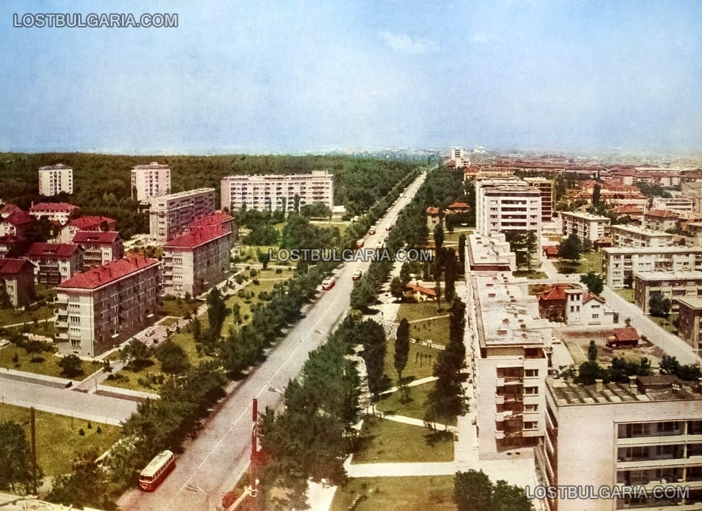 София, "Цариградско шосе" (бул. "Ленин") преди разширяването му, в дясно: сградите на мястото на Министерство на външните работи, 1965г.