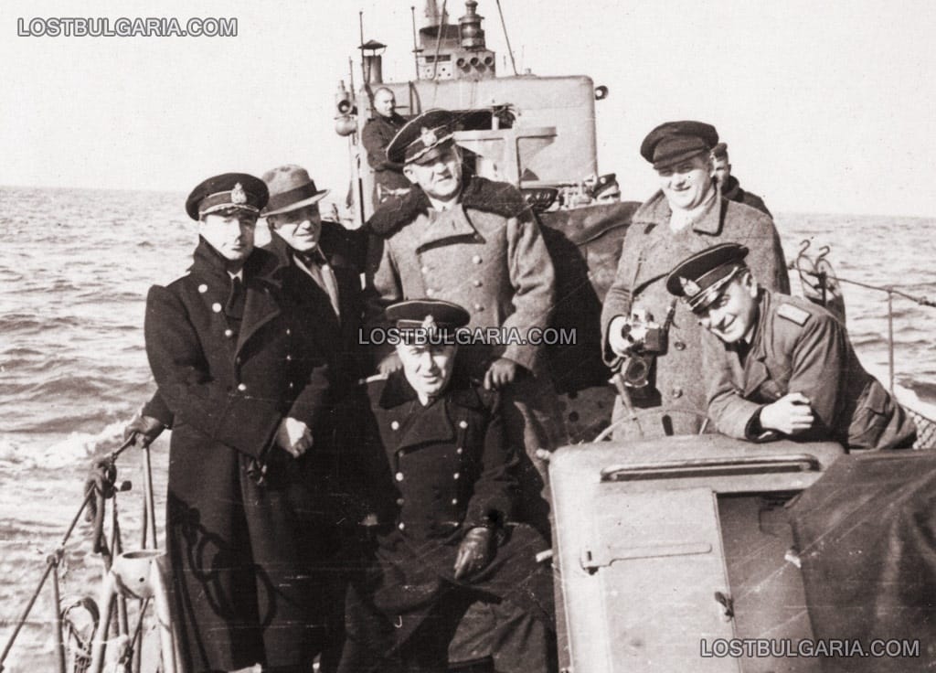 Флотски офицери на борда на торпедоносец