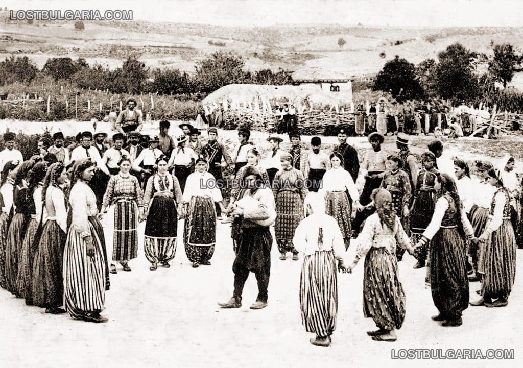 Гагаузи играят хоро в село Кестрич, сега квартал Виница на Варна - 1900 г.