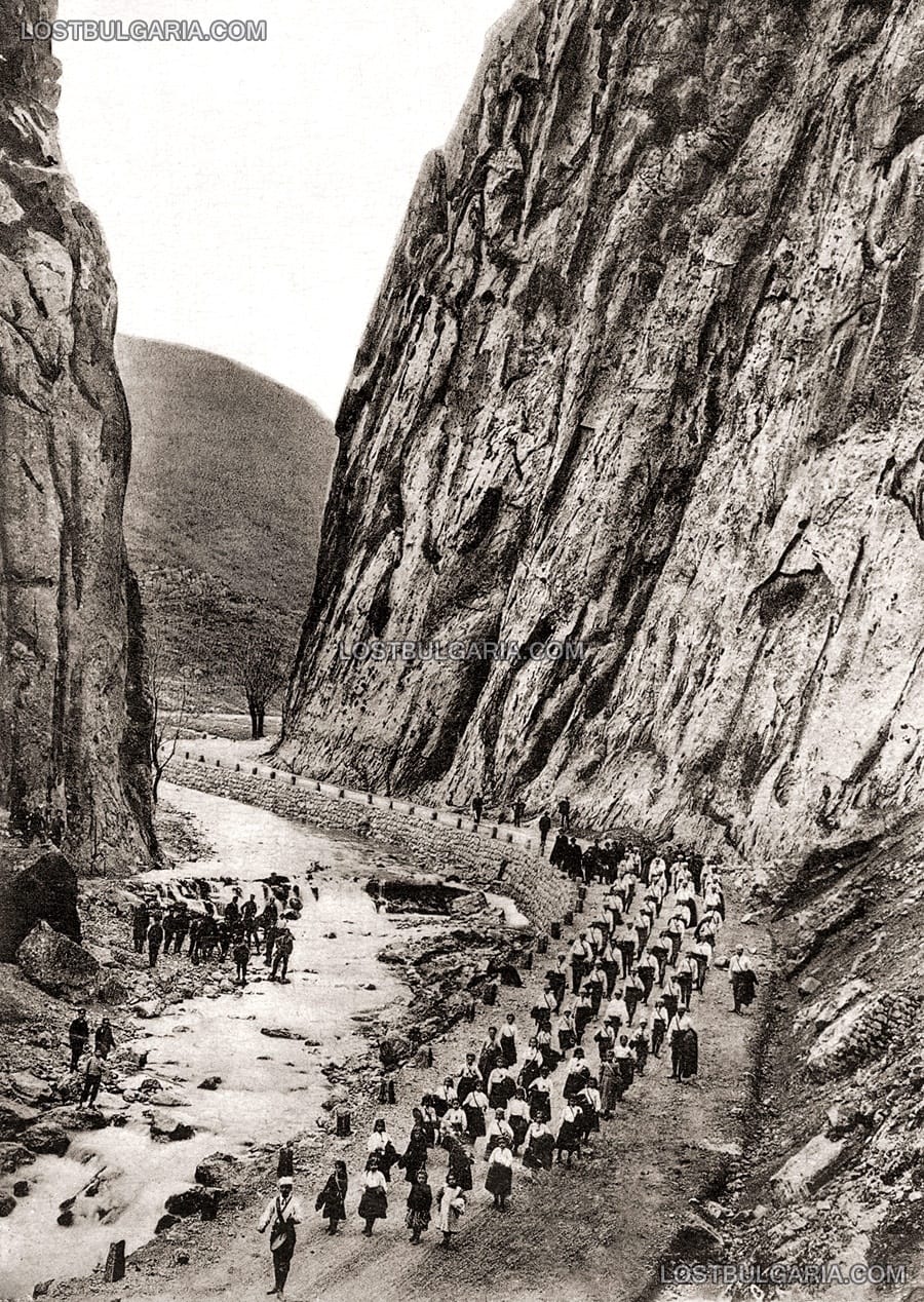 "Вратцата", скалният проход, който дава името на град Враца - ученически поход на дружество "Околченски юнак", 1904 г.