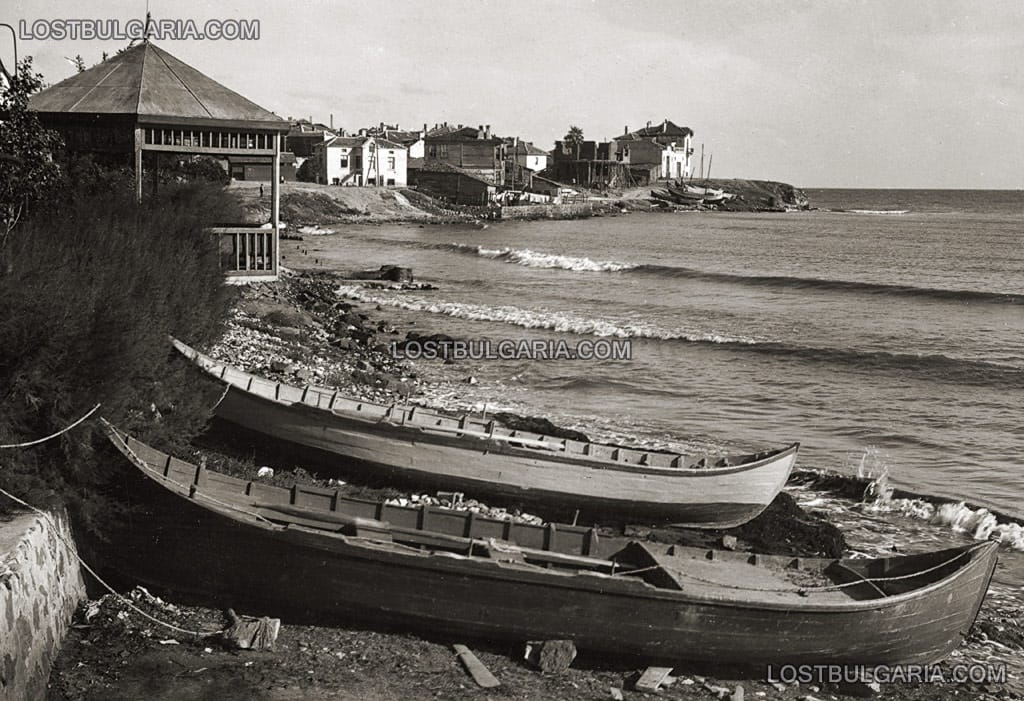 Поморие - крайбрежната улица, рибарските лодки, любимата на поморийци беседка, в далечината Филипакиевата къща (сега новопостроения хотел "Олимп"), 30-те години на ХХ век