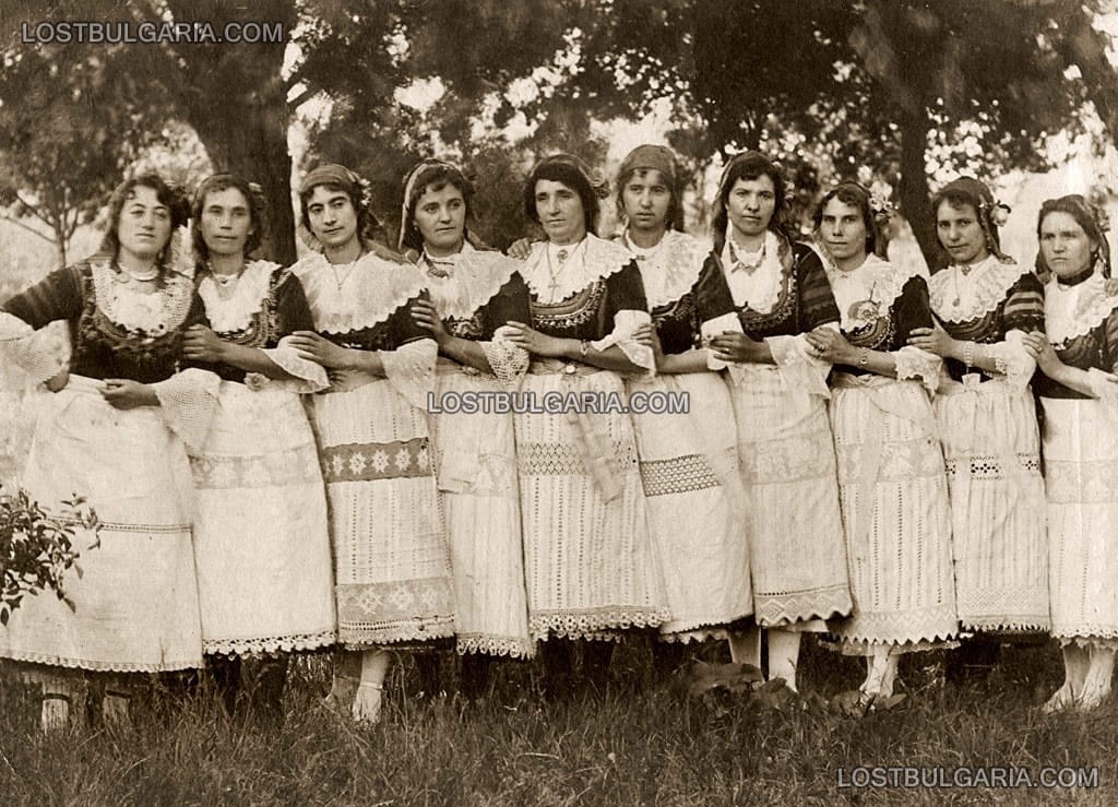 Млади жени в народни носии (?), 20-те години на ХХ век