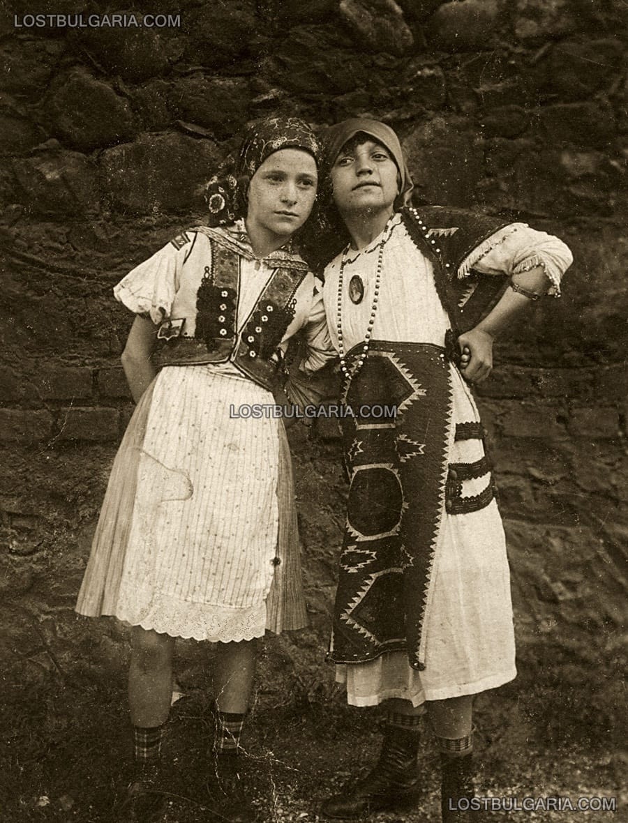 Деца, облечени в народни носии, Прилеп, 20-те години на ХХ век