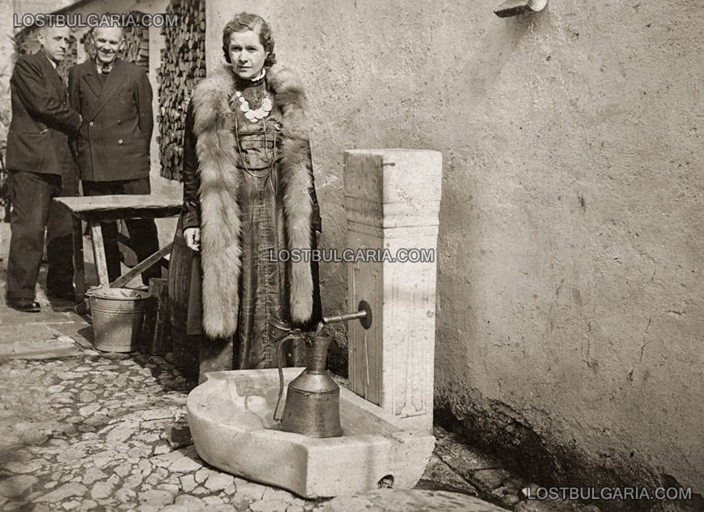 Жена в градско облекло налива вода от чешма, Прилеп, 30-те години на ХХ век