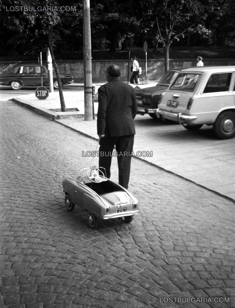 Възрастен мъж с детско автомобилче, Пловдив, 1975г.