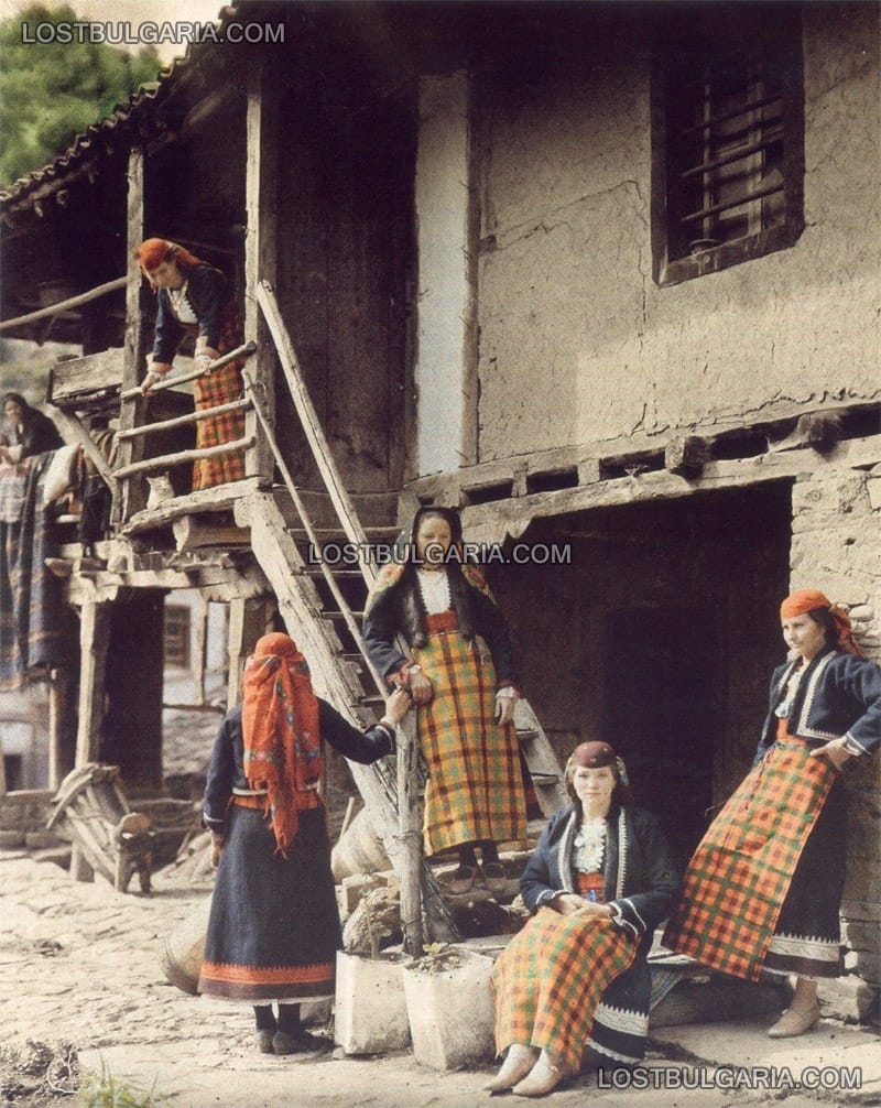 Момичета в родопски носии позират пред стара къща, 1932 г.
