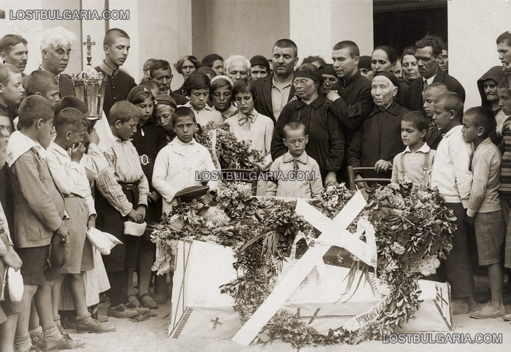 Деца на погребението на свой съученик, Стара Загора 1932г.