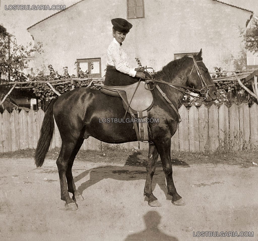 Заможна млада дама на кон, София 1906г.