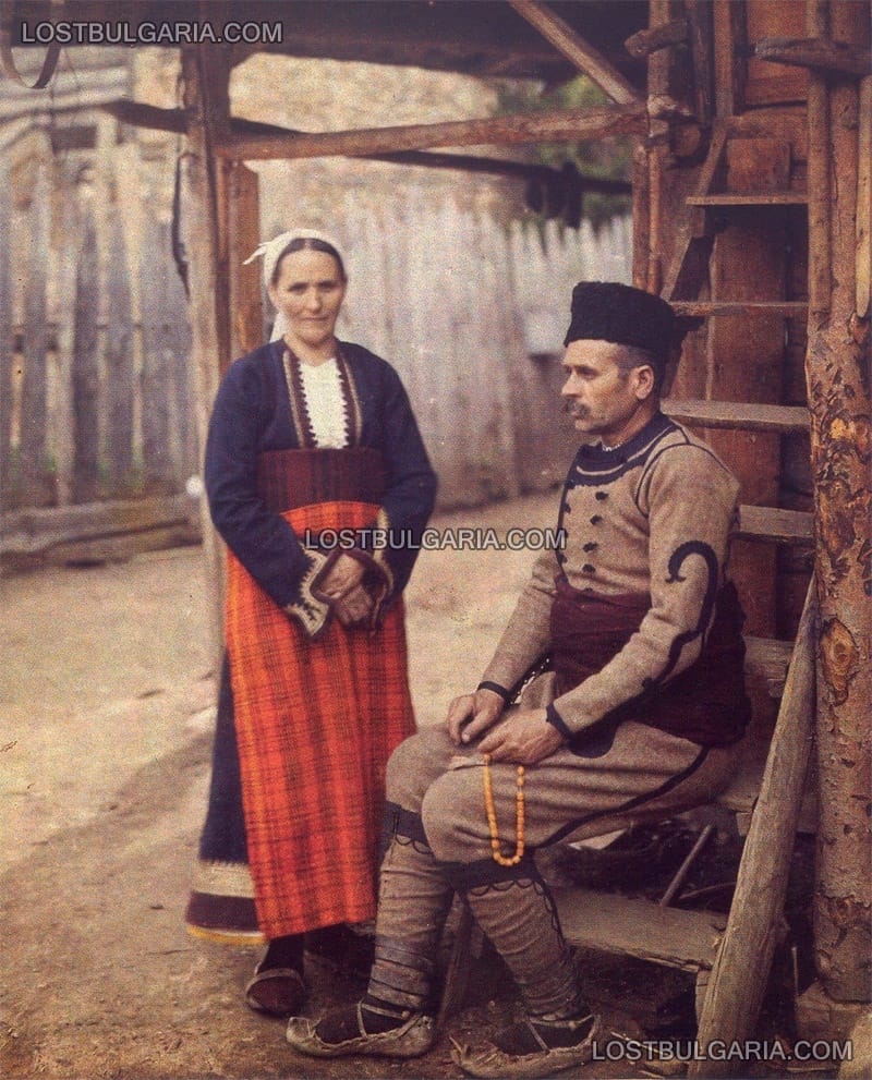 Българско семейство в типични родопски носии, 1932 г.