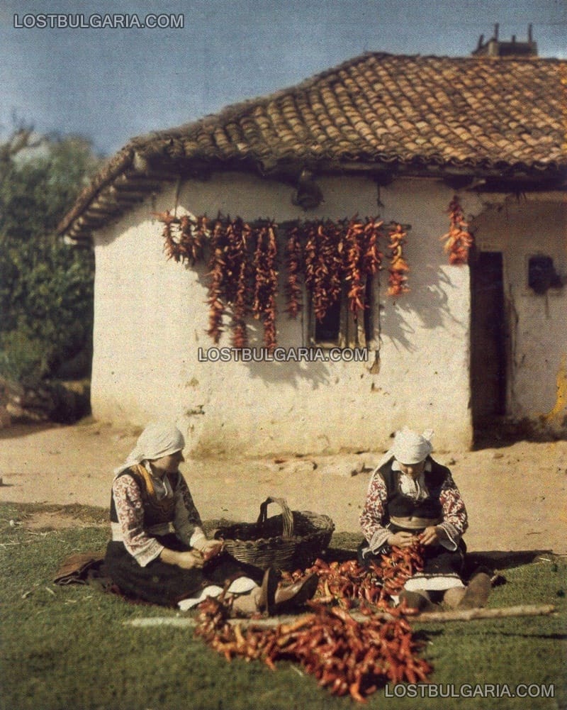 Момичета нижат чушки за сушене, 1932 г.