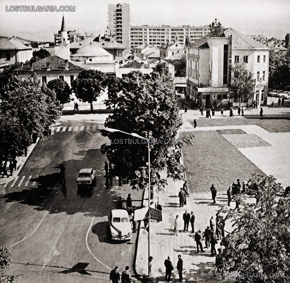 Ямбол, центърът на града, в дясно - сградата на библиотеката, 60-те години на ХХ век