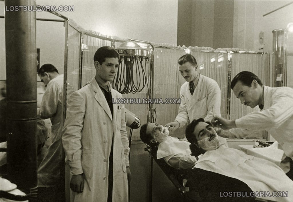 Бръснене в модерен бръснарски салон, 40-те години на ХХ век