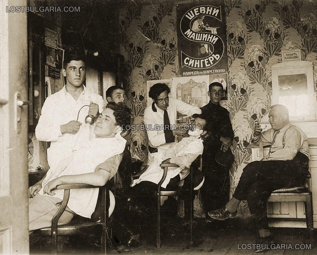 Бръснене в бръснарски салон, 30-те години на ХХ век