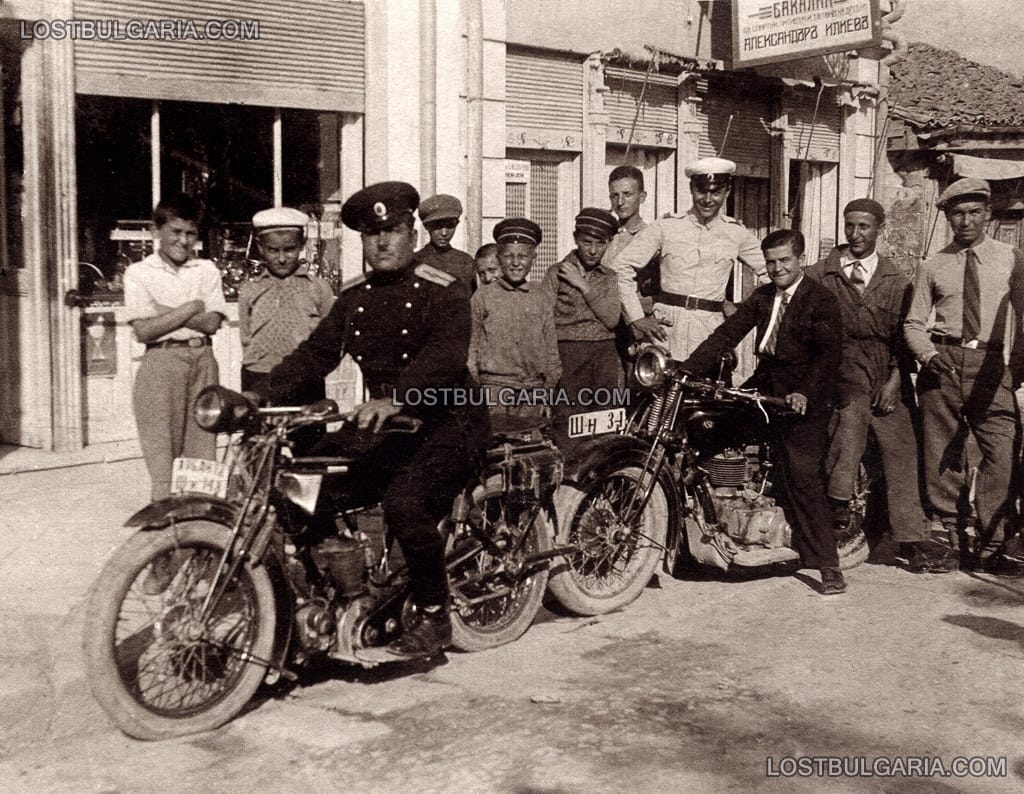 Мотоциклетисти (полицай?) пред велосипедно ателие и бакалница, Шумен 1932г.