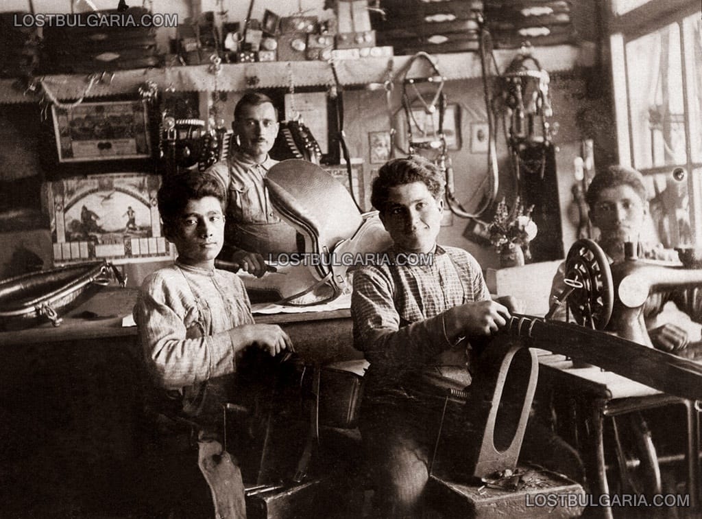 Майстор сарач и деца чираци в сарашка работилница - изработване на седла, 20-те години на ХХ век