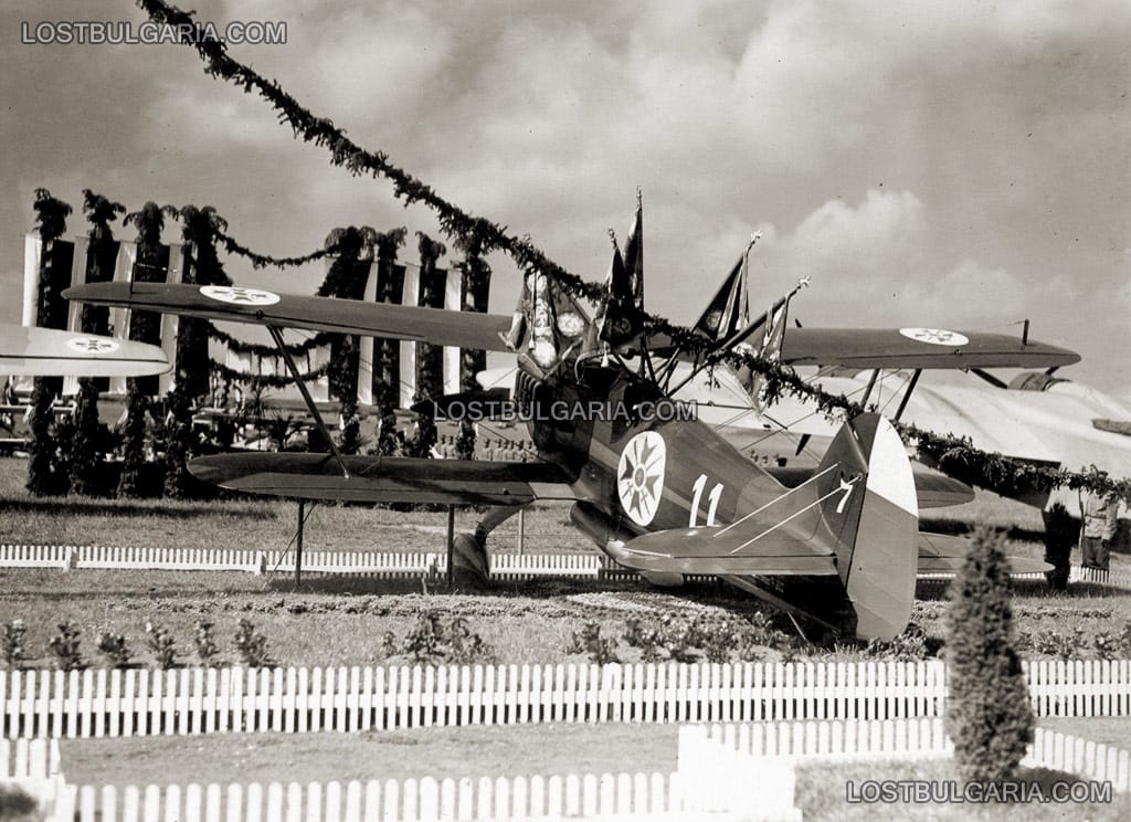 Изтребител Heinkel He 51B "Сокол" на 26 юни 1937 г. на летище Божурище, украсен с бойните знамена след тържественото им връчване от Цар Борис III на авиационните полкове на възраждащата се българска военна авиация