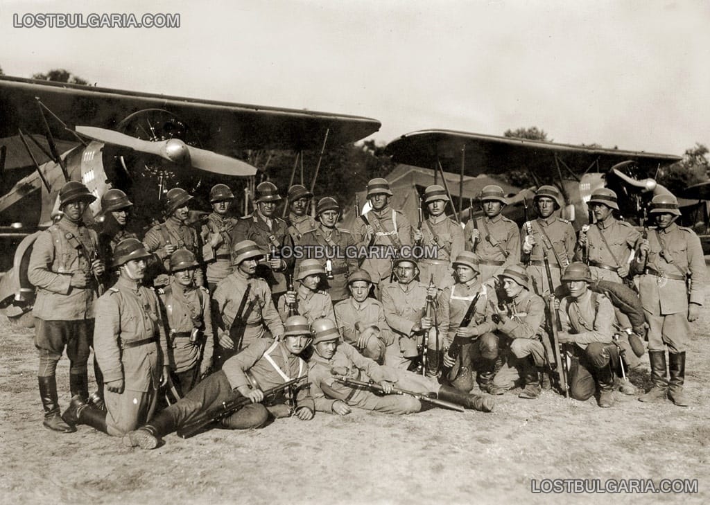 Царските военни маневри през 1937 г., войници от разузнавателна авиация със самолети ДАР-3 "Гарван-I"