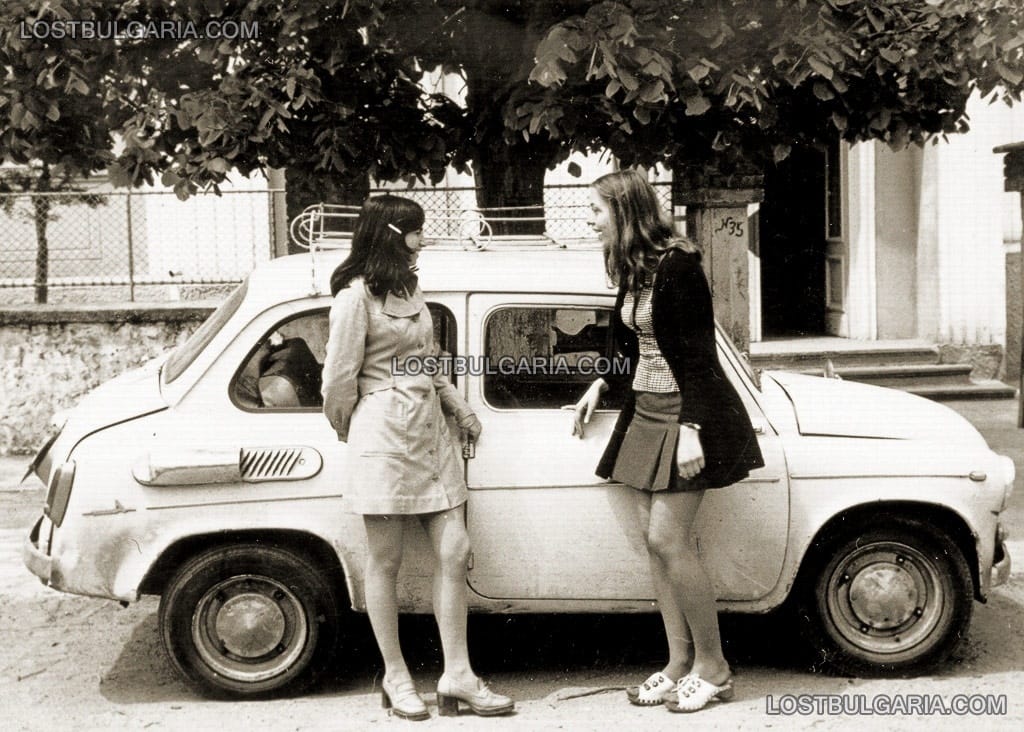 Учителки и автомобил ЗАЗ (Запорожец) пред училището във Ветрен дол, 1976г.