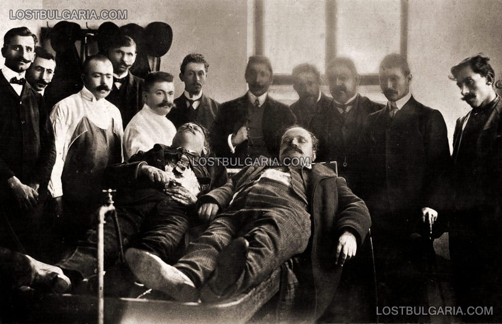 Телата на убитите от Тодор Паница на 28 ноември 1907г. в София Борис Сарафов и Иван Гарванов, комити от ВМОРО