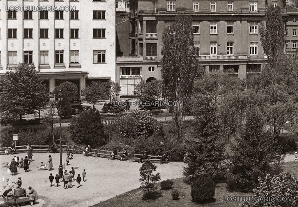 София, градинката покрай ул. "Раковски" (известна по-късно като градинката на Кристал), 30-те години на ХХ век