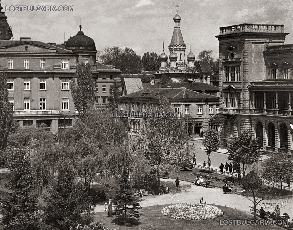София, градинката пред Офицерския клуб, Руската църква и Писателското кафене, 30-те години на ХХ век