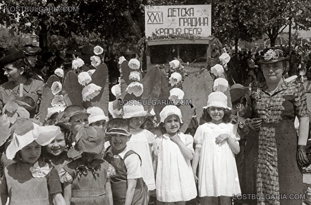 София, манифестация по случай Първи юни, деня на детето - децата от 26-та детска градина в Красно село, 40-те години на ХХ век