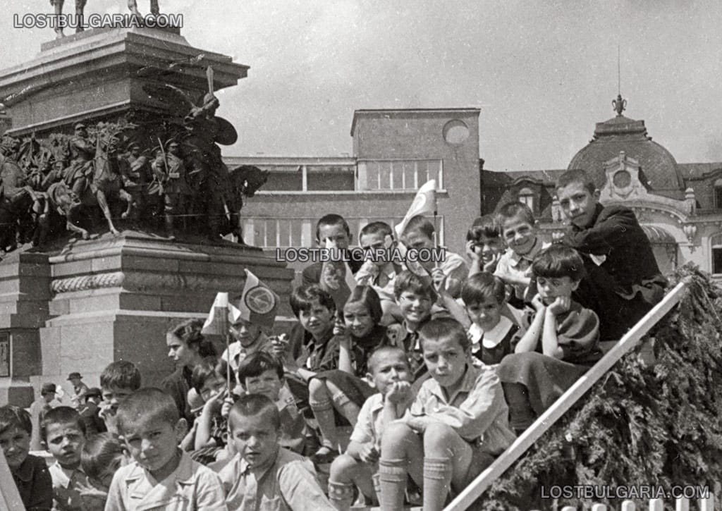 София, манифестация по случай Първи юни, деня на детето - детското шествие, 40-те години на ХХ век